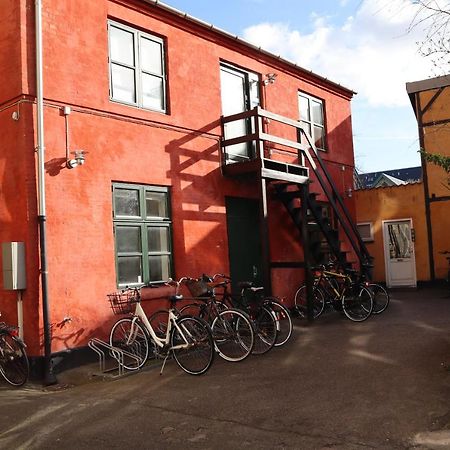 Charming Red Courtyard Apartment Kopenhagen Bagian luar foto