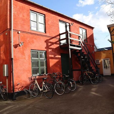 Charming Red Courtyard Apartment Kopenhagen Bagian luar foto