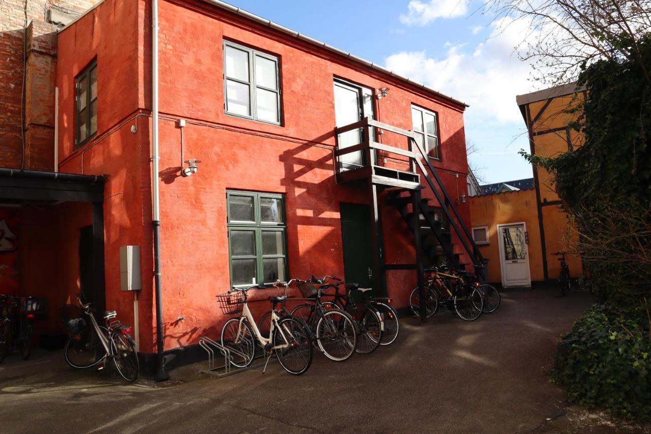 Charming Red Courtyard Apartment Kopenhagen Bagian luar foto